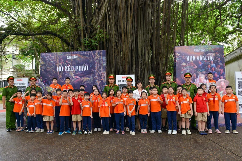 [Ảnh] Nhiều đoàn khách thích thú khám phá tranh panorama về "Chiến dịch Điện Biên Phủ" tại trụ sở Báo Nhân Dân ảnh 11