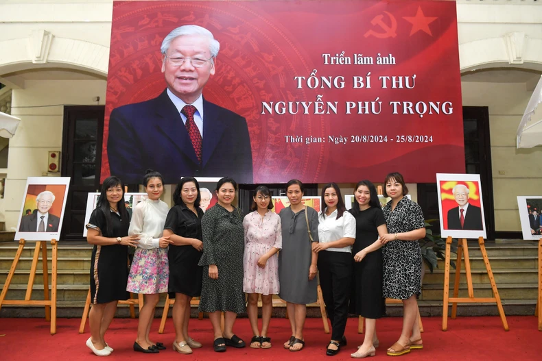 [Ảnh] Giáo viên, học sinh Thủ đô xúc động xem Triển lãm ảnh "Tổng Bí thư Nguyễn Phú Trọng" ảnh 13