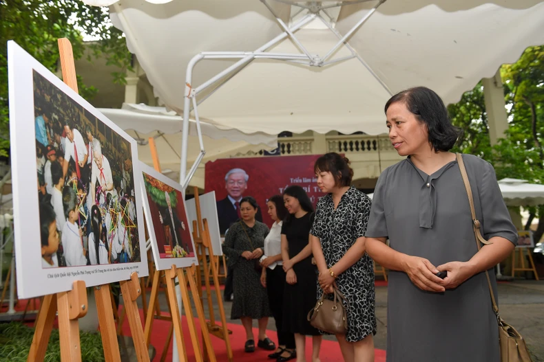 [Ảnh] Giáo viên, học sinh Thủ đô xúc động xem Triển lãm ảnh "Tổng Bí thư Nguyễn Phú Trọng" ảnh 14