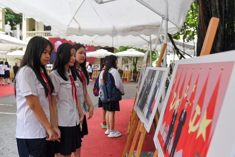 [Ảnh] Giáo viên, học sinh Thủ đô xúc động xem Triển lãm ảnh "Tổng Bí thư Nguyễn Phú Trọng" ảnh 1