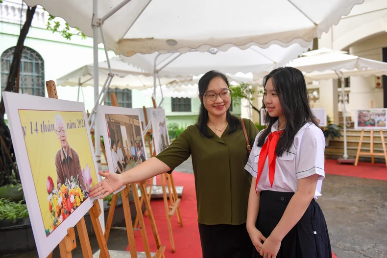 [Ảnh] Giáo viên, học sinh Thủ đô xúc động xem Triển lãm ảnh "Tổng Bí thư Nguyễn Phú Trọng" ảnh 2