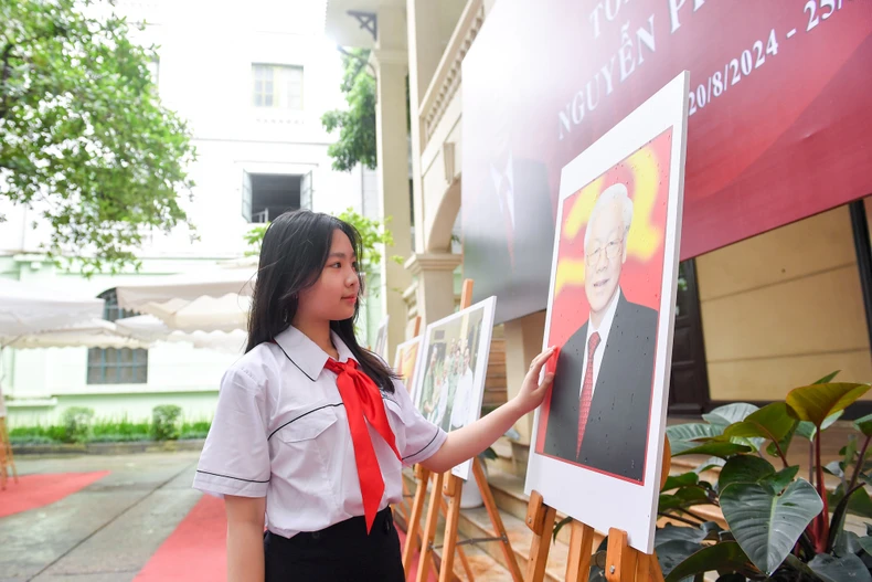 [Ảnh] Giáo viên, học sinh Thủ đô xúc động xem Triển lãm ảnh "Tổng Bí thư Nguyễn Phú Trọng" ảnh 3