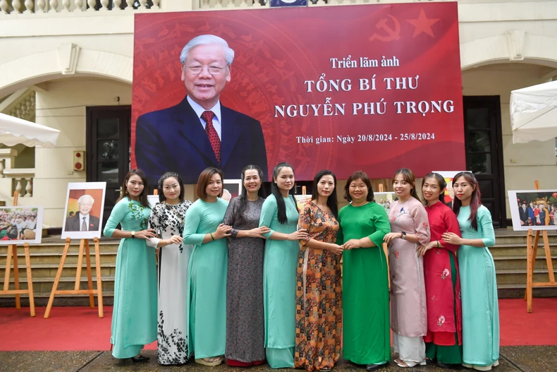 [Ảnh] Giáo viên, học sinh Thủ đô xúc động xem Triển lãm ảnh "Tổng Bí thư Nguyễn Phú Trọng" ảnh 9