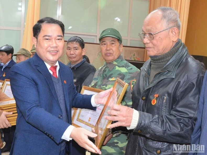 Hơn 2.000 đảng viên ở tỉnh Thái Bình được tặng, truy tặng Huy hiệu Đảng ảnh 1