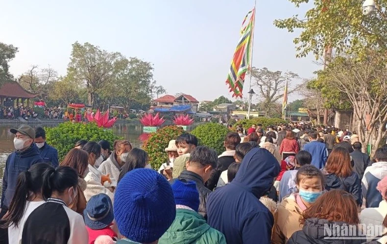 Hơn 2.000 người đến xin chữ tại chùa Keo, Thái Bình ảnh 4