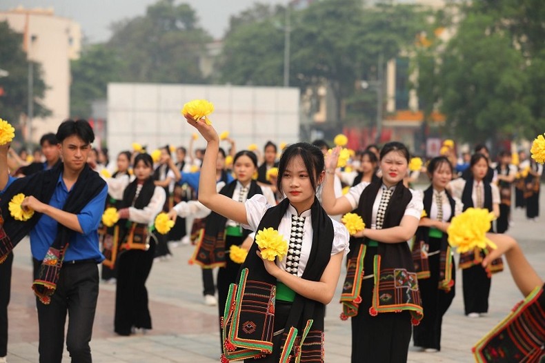 2.200 học sinh, sinh viên Điện Biên trình diễn các bài dân vũ, điệu nhảy đường phố ảnh 1