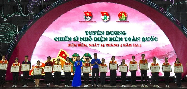 500 thiếu nhi xác lập kỷ lục Việt Nam với tiết mục múa xòe có đông thiếu nhi trong cả nước ảnh 1