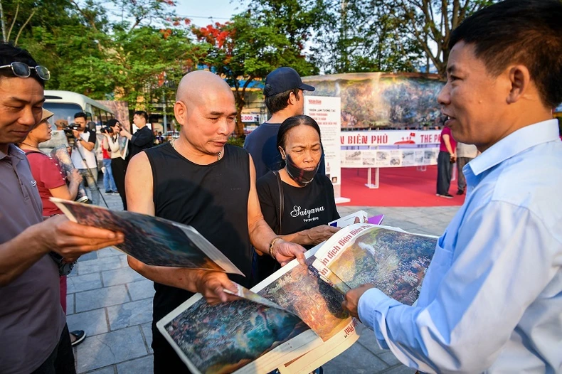Nhiều phụ huynh, học sinh Điện Biên tìm kiếm Báo Nhân Dân số đặc biệt kỷ niệm Chiến thắng Điện Biên Phủ ảnh 3
