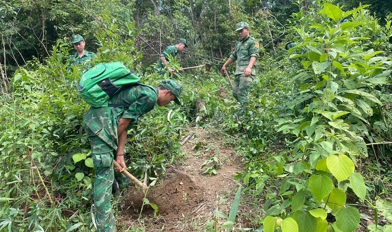 Dốc sức giúp người dân vùng lũ làm đường ảnh 3