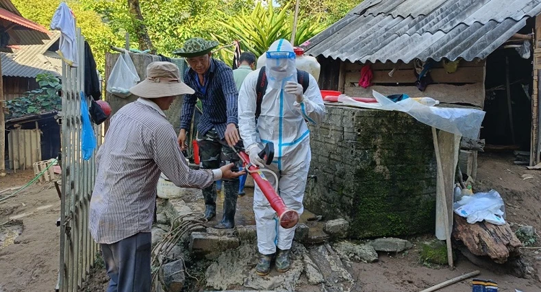 Lập trạm y tế lưu động phòng bệnh cho người dân nơi lũ quét Mường Pồn ảnh 2