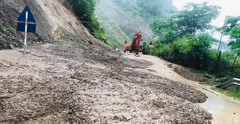 Mưa liên tục kéo dài, nhiều tuyến đường tại Điện Biên bị sạt lở nghiêm trọng ảnh 1