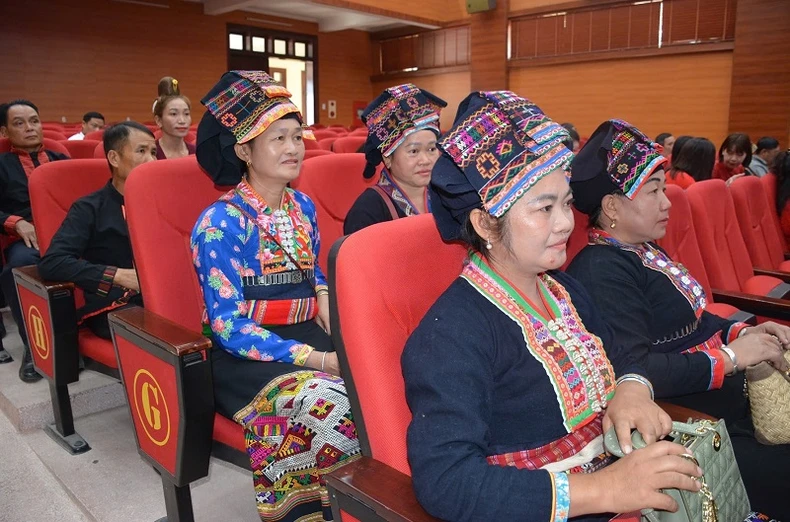 Nghệ thuật trang trí trên trang phục của dân tộc Lào ở Điện Biên được công nhận Di sản văn hóa phi vật thể quốc gia ảnh 3