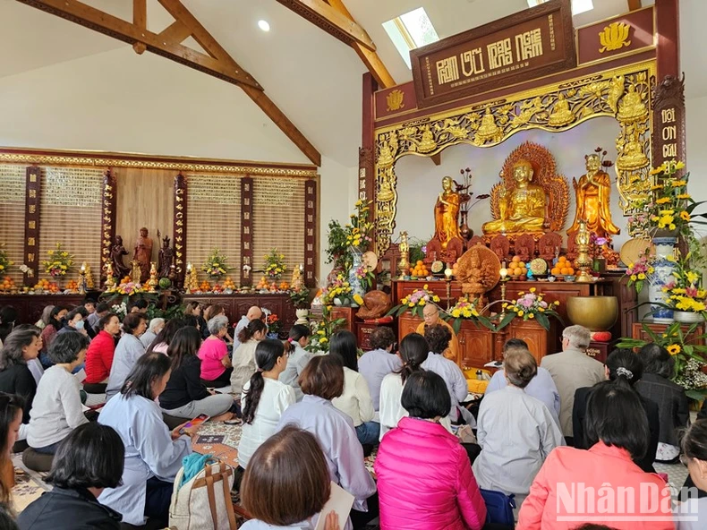Cộng đồng người Việt Nam tại Pháp mừng Đại lễ Phật đản ảnh 2