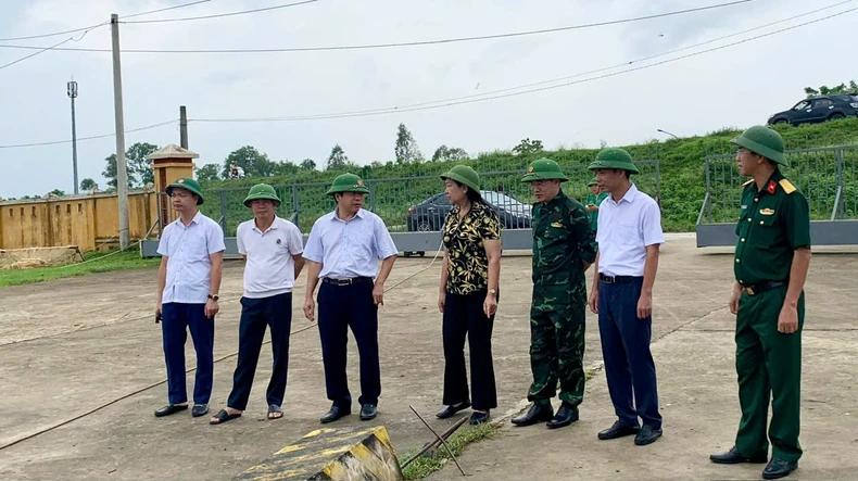 Chủ tịch Ủy ban Mặt trận Tổ quốc Việt Nam thành phố Hà Nội kiểm tra công tác phòng, chống bão, lũ tại Sơn Tây ảnh 1