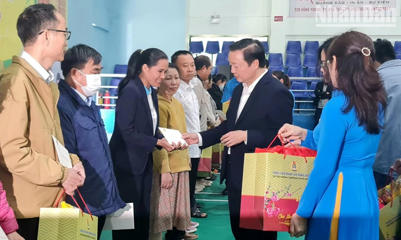 Phó Thủ tướng Trần Hồng Hà thăm, tặng quà cho nhân dân và đoàn viên, công nhân lao động tại Kon Tum ảnh 1