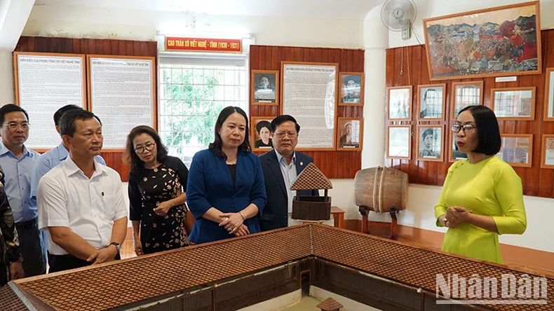 Quyền Chủ tịch nước Võ Thị Ánh Xuân thăm Mẹ Việt Nam Anh hùng và cựu chiến binh tại Kon Tum ảnh 4