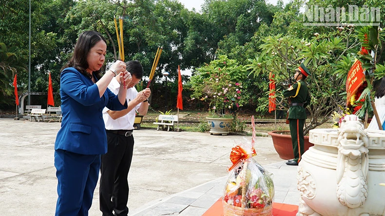 Quyền Chủ tịch nước Võ Thị Ánh Xuân thăm Mẹ Việt Nam Anh hùng và cựu chiến binh tại Kon Tum ảnh 3