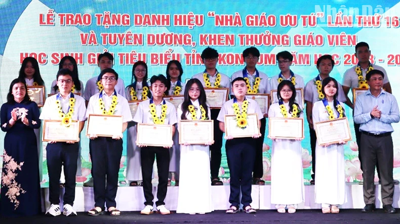 Kon Tum: Trao tặng “Nhà giáo ưu tú” và tuyên dương, khen thưởng giáo viên, học sinh giỏi tiêu biểu ảnh 3