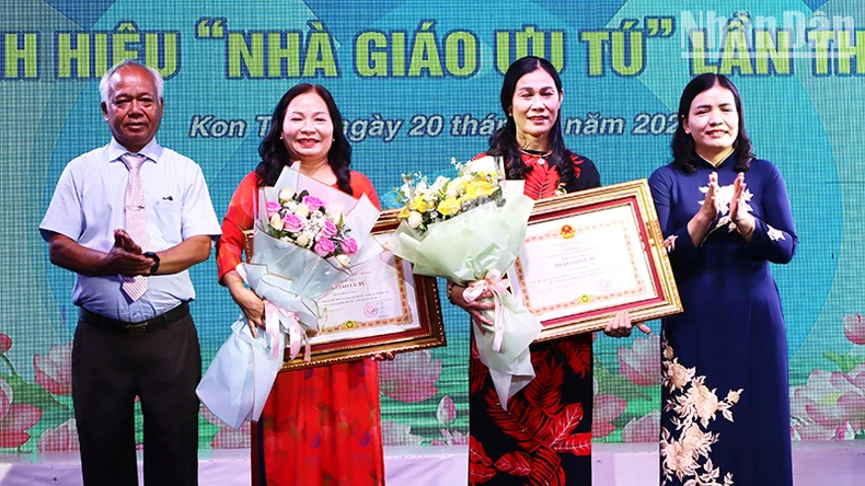 Kon Tum: Trao tặng “Nhà giáo ưu tú” và tuyên dương, khen thưởng giáo viên, học sinh giỏi tiêu biểu ảnh 4