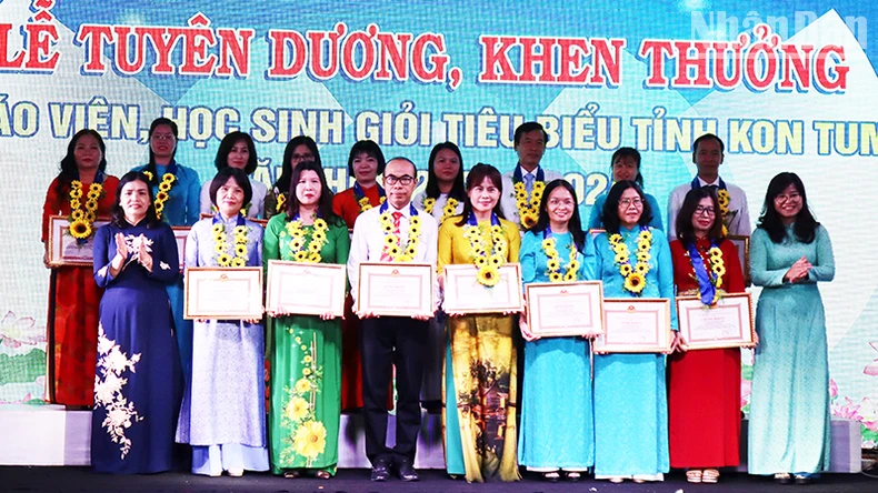 Kon Tum: Trao tặng “Nhà giáo ưu tú” và tuyên dương, khen thưởng giáo viên, học sinh giỏi tiêu biểu ảnh 5