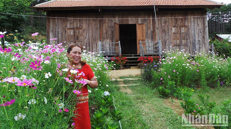 Chị Y Lim bên ngôi nhà được sử dụng làm homestay của mình.