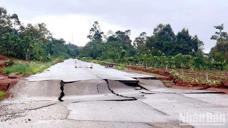 Cận cảnh sụt lún nghiêm trọng tuyến đường tránh phía nam thành phố Bảo Lộc ảnh 7