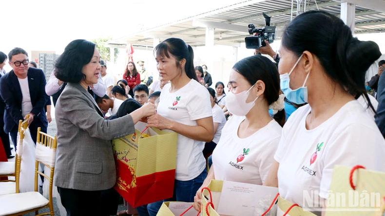 Đồng chí Trương Thị Mai thăm, trao quà Tết tặng người lao động tại Lâm Đồng ảnh 1
