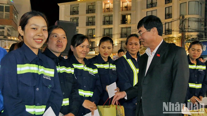 Đồng chí Trương Thị Mai trao quà Tết tặng các lao công trong đêm giao thừa tại Đà Lạt ảnh 3