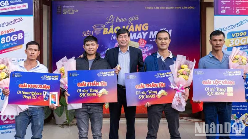 Nhiều khách hàng tại Lâm Đồng trúng “giải vàng” của VinaPhone ảnh 2