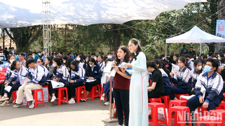 Hơn 2.000 học sinh tham gia chương trình tư vấn mùa thi tại Đà Lạt ảnh 4