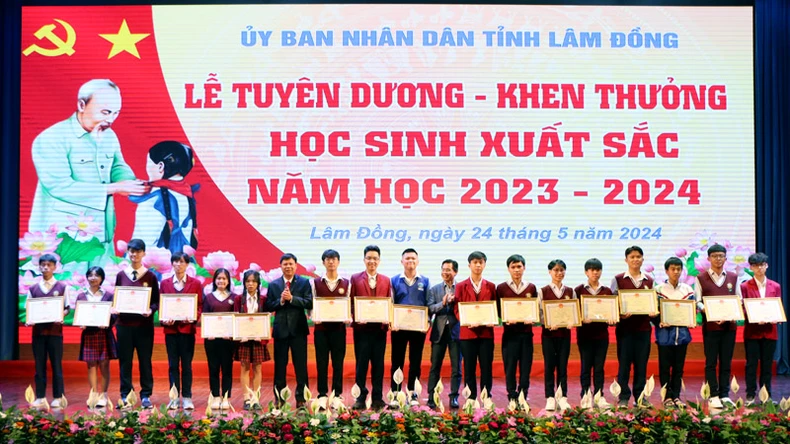 Trao tranh panorama “Chiến dịch Điện Biên Phủ” tặng học sinh xuất sắc tỉnh Lâm Đồng ảnh 4