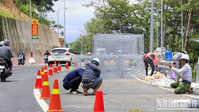 Phân luồng giao thông để khắc phục các vị trí hư hỏng trên đèo Prenn-Đà Lạt ảnh 2