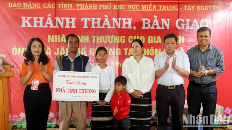 Báo Đảng miền trung-Tây Nguyên trao nhà tặng hộ nghèo và học bổng tặng học sinh nghèo ảnh 1