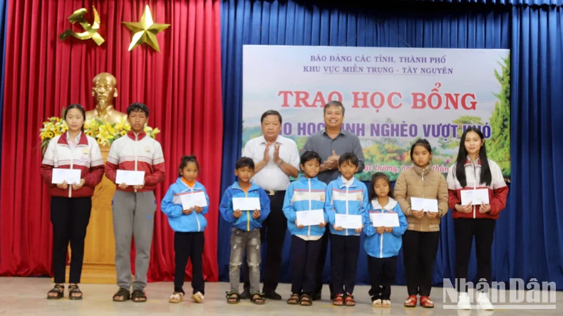 Báo Đảng miền trung-Tây Nguyên trao nhà tặng hộ nghèo và học bổng tặng học sinh nghèo ảnh 2