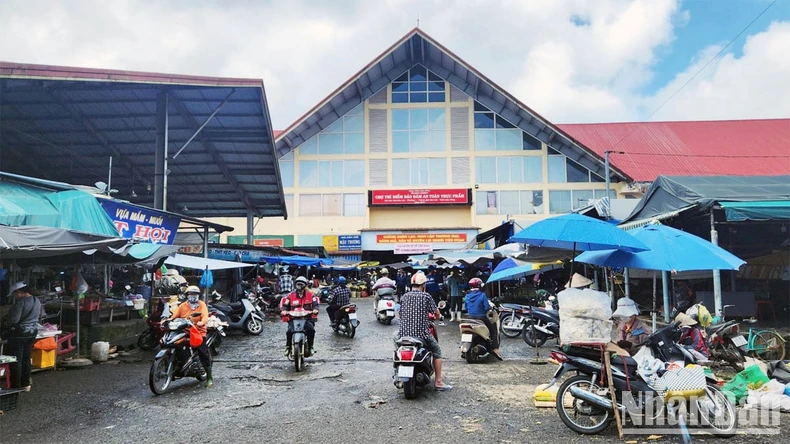 Lâm Đồng: Tháo dỡ hàng chục lều, quán dựng trái phép tại khu vực chợ Bảo Lộc ảnh 2