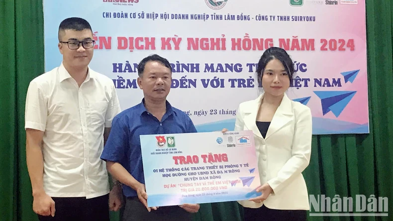 Trao thiết bị phòng y tế học đường và sách giáo khoa tặng học sinh huyện vùng xa Lâm Đồng ảnh 1