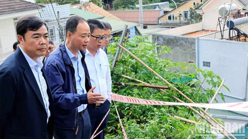 Chủ tịch Ủy ban nhân dân tỉnh Lâm Đồng kiểm tra hiện trường sạt lở tại Đà Lạt ảnh 3