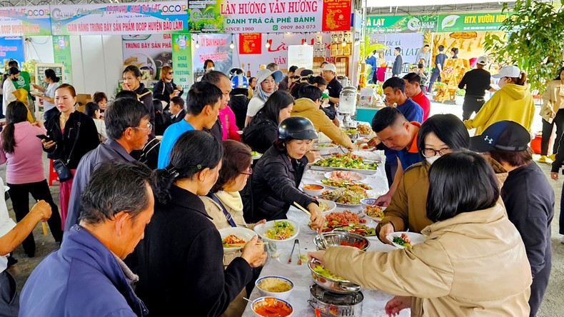 Hấp dẫn sản phẩm “kết tinh từ đất lành” tại phiên chợ rau-hoa Đà Lạt ảnh 2