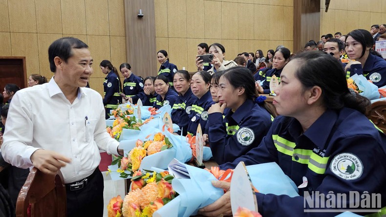 Tôn vinh 181 công nhân môi trường có nhiều cống hiến để Đà Lạt xanh-sạch-đẹp ảnh 2