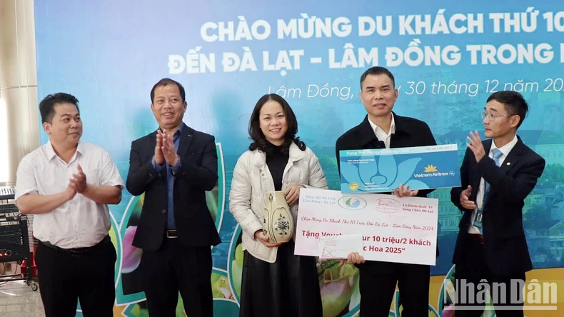 Lâm Đồng chào đón du khách thứ 10 triệu trong năm 2024 ảnh 2