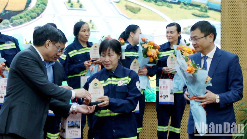 Tôn vinh 181 công nhân môi trường có nhiều cống hiến để Đà Lạt xanh-sạch-đẹp ảnh 6