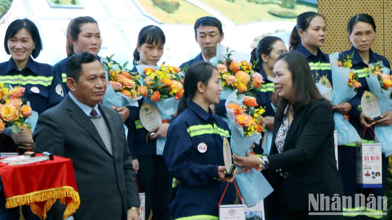 Tôn vinh 181 công nhân môi trường có nhiều cống hiến để Đà Lạt xanh-sạch-đẹp ảnh 5