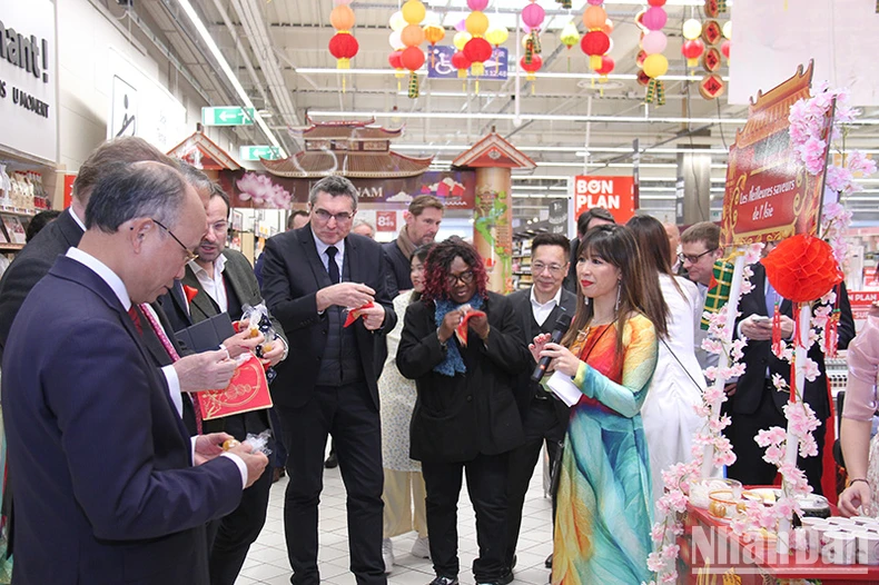 Vinh danh hàng Việt và Tết cổ truyền tại siêu thị Carrefour ở Pháp ảnh 2