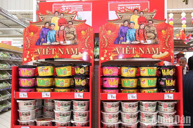 Vinh danh hàng Việt và Tết cổ truyền tại siêu thị Carrefour ở Pháp ảnh 7