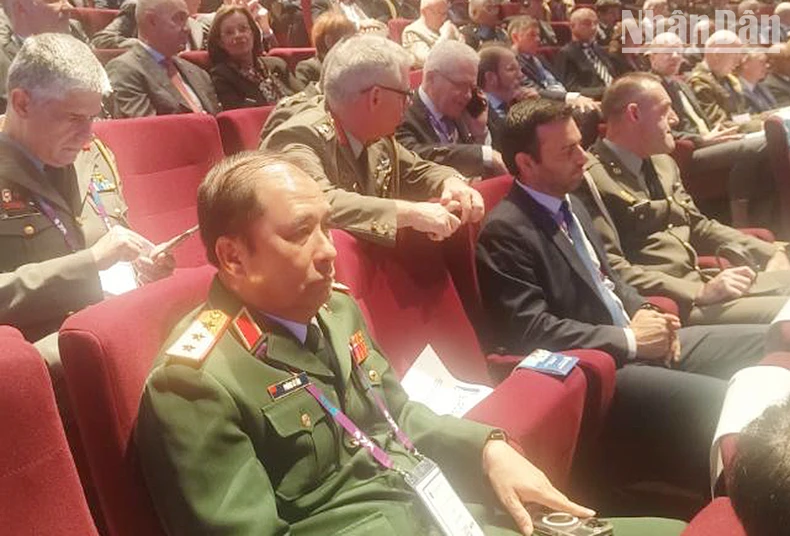 Đoàn Bộ Quốc phòng tham dự Triển lãm Vũ khí lục quân tại Pháp ảnh 1