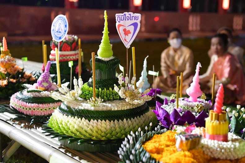 Lung linh lễ hội thả đèn hoa đăng Loy Krathong ở Thái Lan ảnh 9