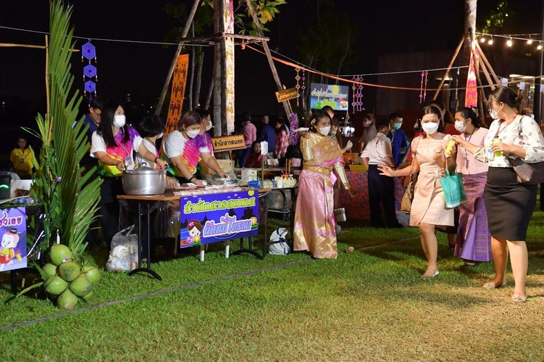 Lung linh lễ hội thả đèn hoa đăng Loy Krathong ở Thái Lan ảnh 11