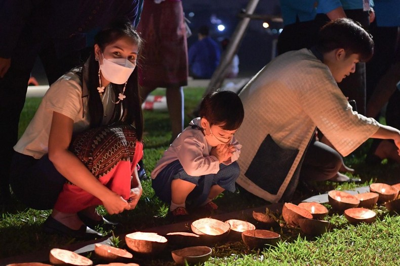 Lung linh lễ hội thả đèn hoa đăng Loy Krathong ở Thái Lan ảnh 12