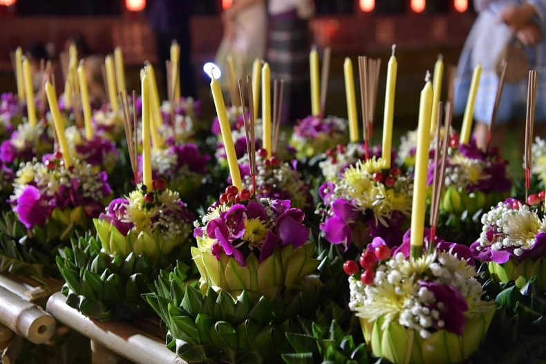 Lung linh lễ hội thả đèn hoa đăng Loy Krathong ở Thái Lan ảnh 2