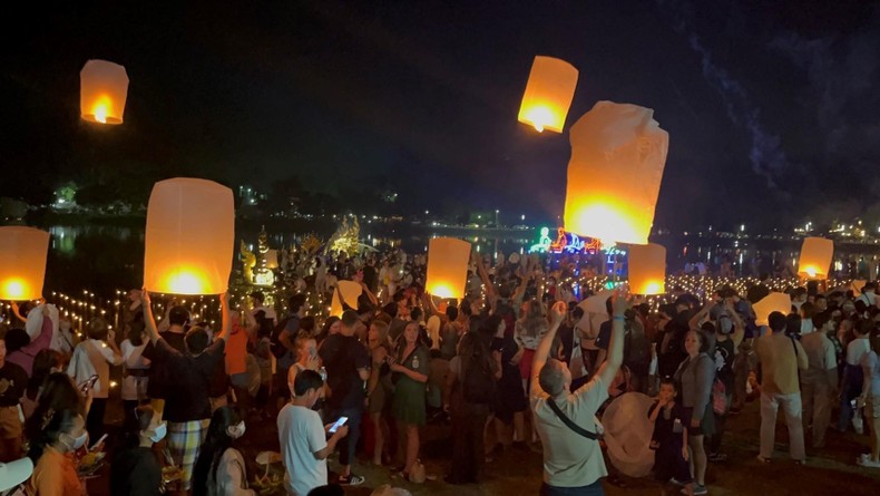 Lung linh lễ hội thả đèn hoa đăng Loy Krathong ở Thái Lan ảnh 3